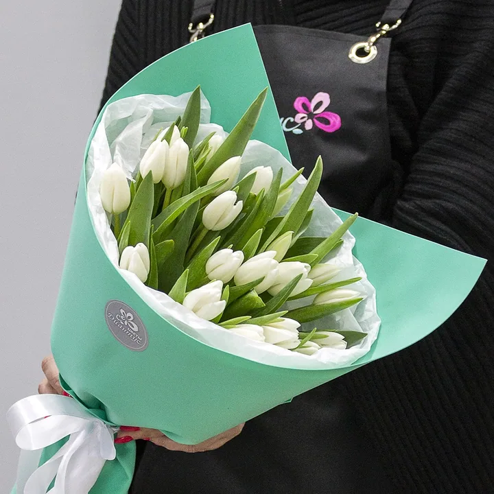 25 белых тюльпанов