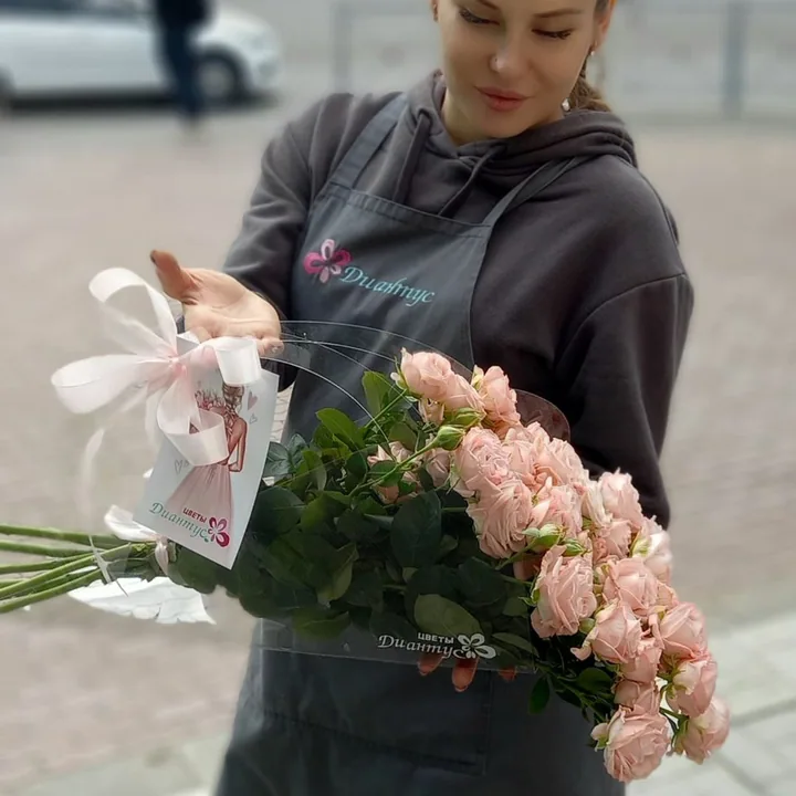 Букет из 25 роз в пакете