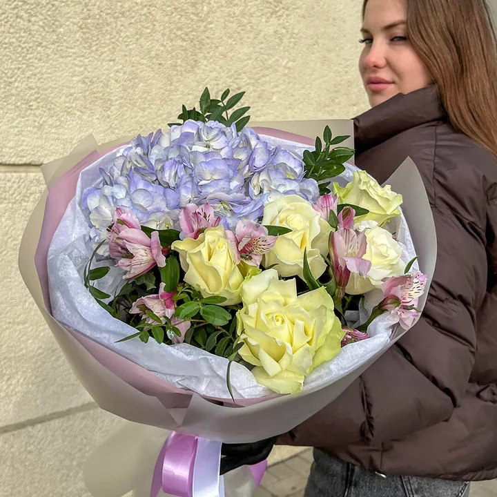 Букет из гортензии, роз и альстромерий